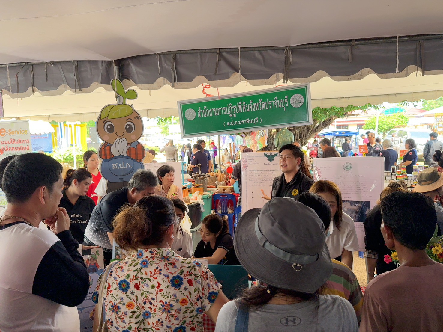 title - วันที่ 22 เมษายน 2569 นายวิทูล ประดิษฐบุญ ปฏิรูปที่ดินจังหวัดปราจีนบุรี  พร้อมด้วย เจ้าหน้าที่ ส.ป.ก.ปราจีนบุรี เข้าร่วมโครงการจังหวัดเคลื่อนที่  โครงการ 